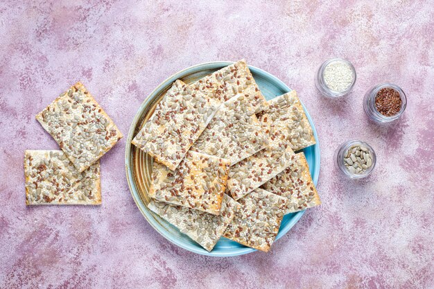 Foto gratuita cracker sani senza glutine freschi cotti al forno con i semi