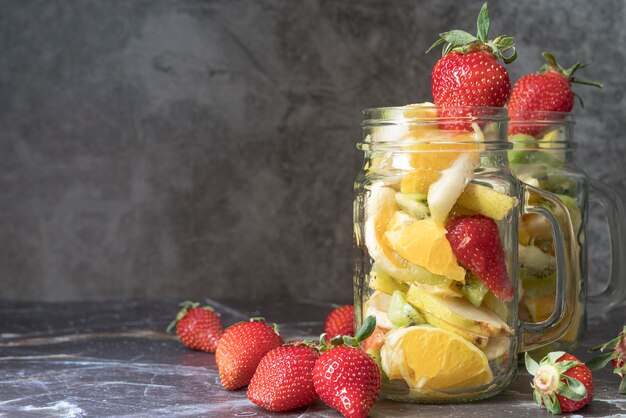 건강 한 과일 칵테일 제공 준비