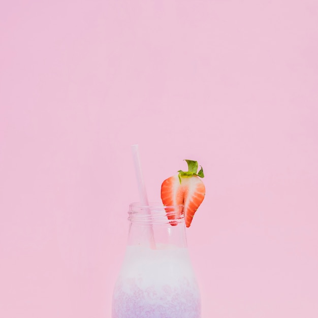 色付きの背景を持つ健康的なフルーツジュース