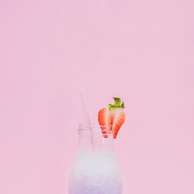 Здоровый фруктовый сок с цветным фоном