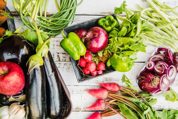 健康的な果物と野菜の木製テーブル