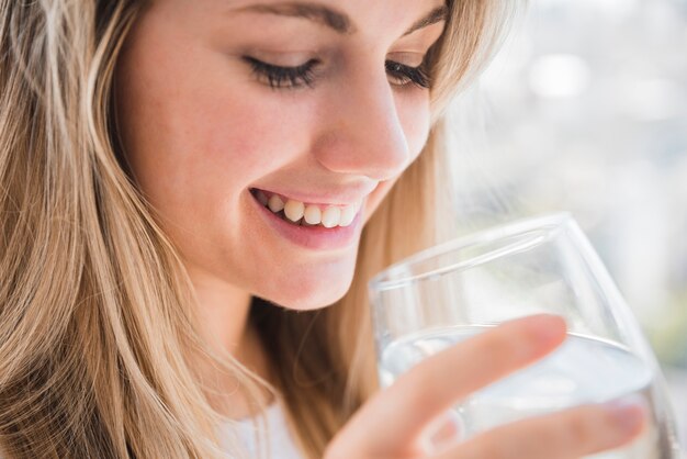 水のガラスを保持している健康な女の子