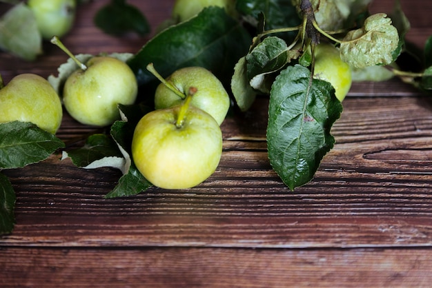 Free photo healthy green apples on wooden background