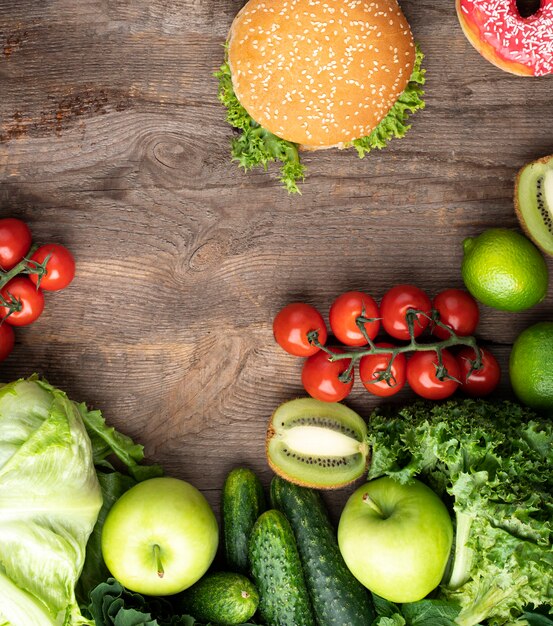 ハンバーガーと健康的な緑の食べ物