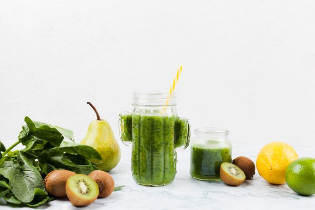 Здоровый зеленый коктейль и ингредиенты