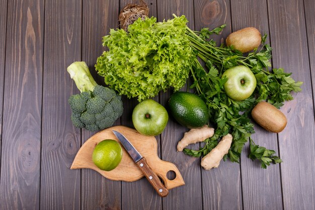Здоровые зеленые овощи и фрукты для мороженого лежат на столе
