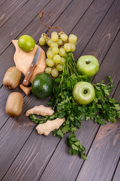 Foto gratuita verdi e frutta sana per smoothie si trovano sul tavolo