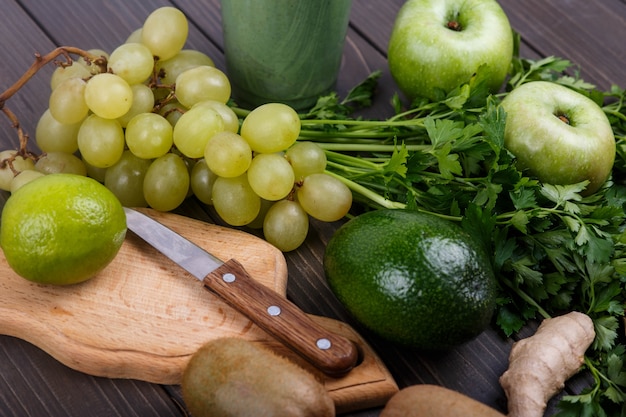Здоровые зеленые овощи и фрукты для коктейля лежат на столе