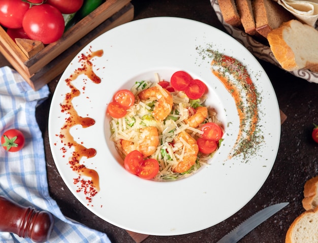 Free photo healthy grilled crevettes caesar salad with cheese, cherry tomatoes and lettuce