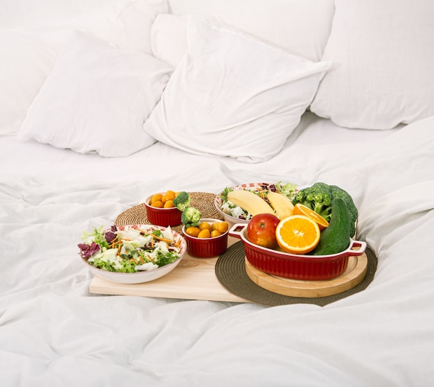 Free photo healthy healthy breakfast with fruit on a tray in bed. the concept of healthy eating .