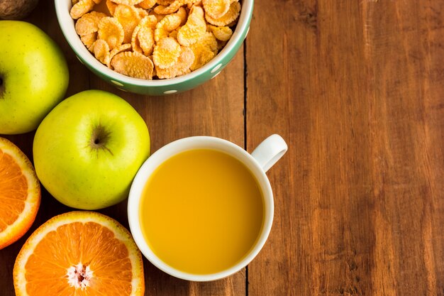 ミューズリー、リンゴ、新鮮な果物、クルミの健康的な自家製の朝食