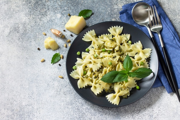 Здоровая итальянская кухня паста с зеленым горошком и соусом песто copy space Premium Фотографии