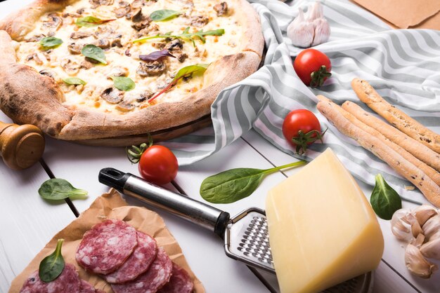 ストライプのテーブルクロスの上の食材を使った健康的なイタリア料理