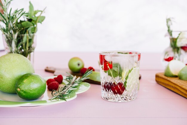 나무 테이블 위에 다양 한 과일과 건강 주스