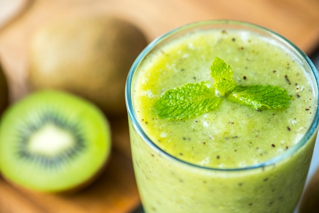 Healthy kiwi smoothie summer recipe