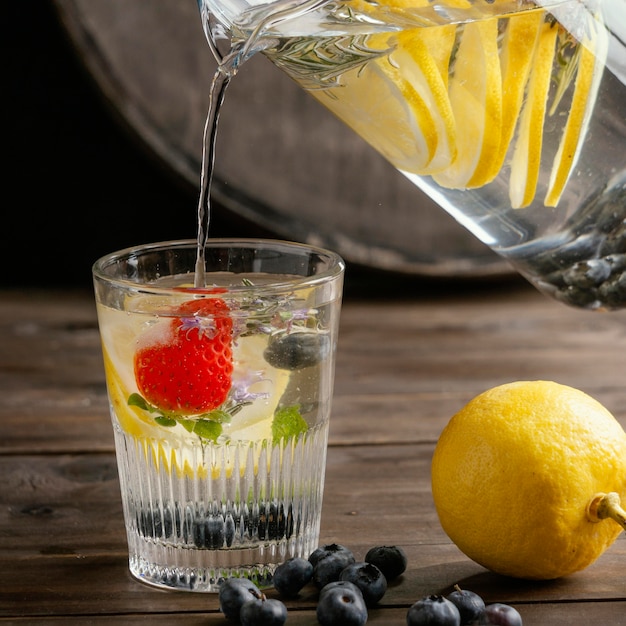 Free photo healthy lemonade in glass arrangement