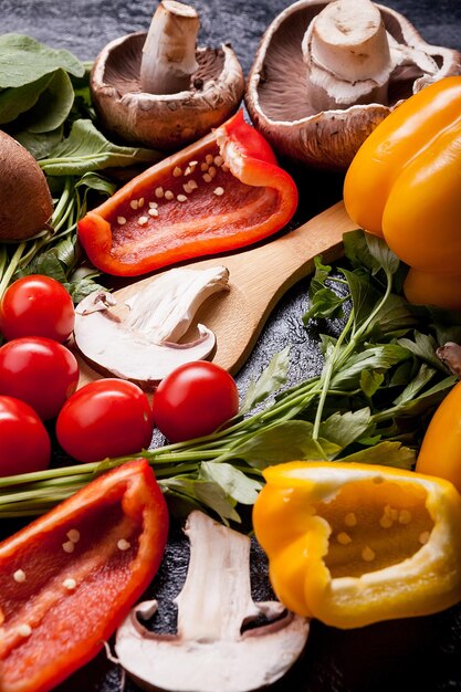 さまざまな野菜がテーブルに横たわっている健康的なライフスタイルのコンセプト画像