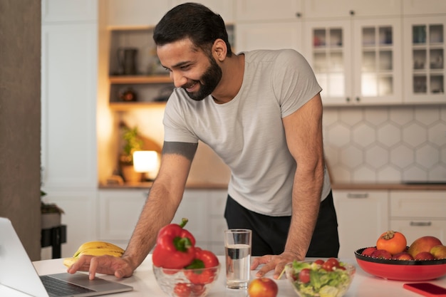 Foto gratuita stile di vita sano sostenuto a casa