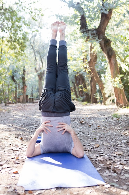 Healthy man focused on exercise