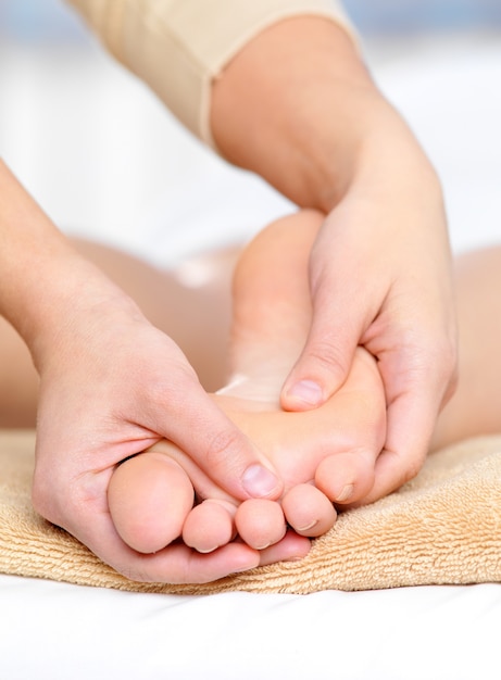 Massaggio sano per piedi caucasici nel salone di bellezza spa