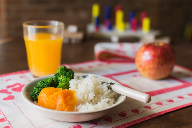 Free photo healthy meal with glass of juice on table