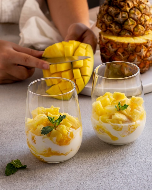 Здоровая еда с йогуртом и ананасом в стакане
