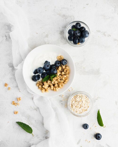 白い大理石のテーブルで健康的な朝の食べ物