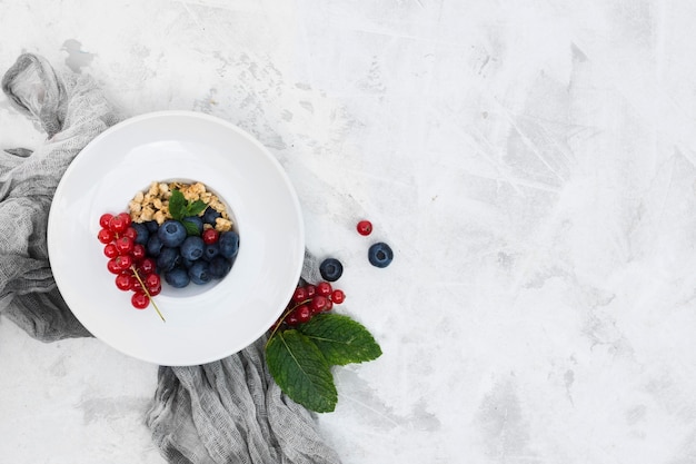 Free photo healthy morning food with berries copy space