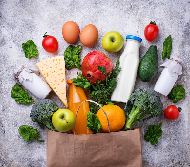 Здоровые органические продукты с бумажным пакетом