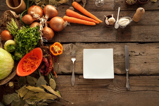 Здоровая органическая овощная диета пустая тарелка на деревянных фоне