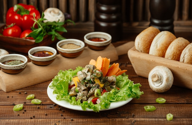버섯, 다진 당근, 체리, 샐러드 잎이 들어있는 건강한 샐러드 플래터