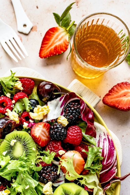 Здоровый салат с овощами и ягодами