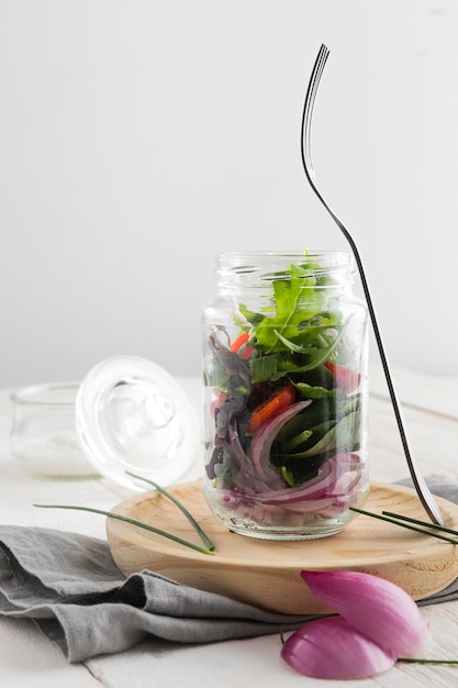Foto gratuita una sana insalata in vaso trasparente disposizione