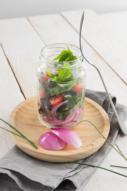 Здоровый салат в ассортименте прозрачных банок