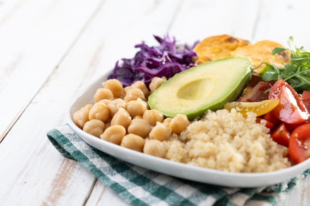 無料写真 healthy salad with avocadolettucetomato and chickpeas on white wooden table