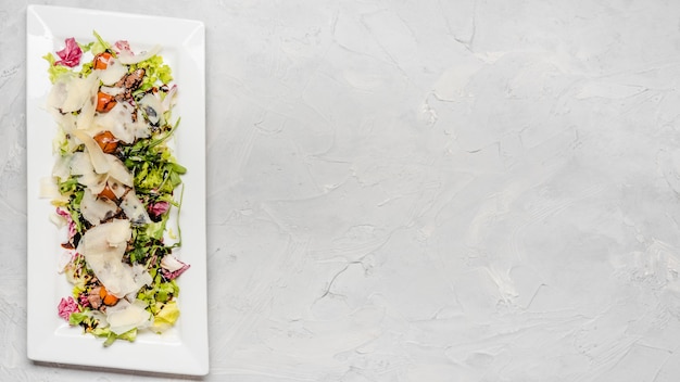 Free photo healthy salad with cheese copy space