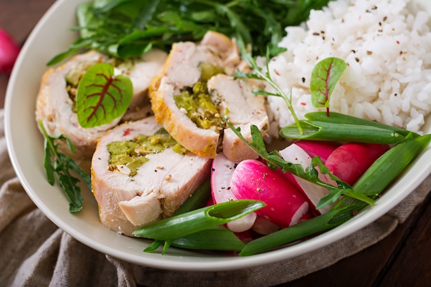 치킨 롤, 무, 시금치, arugula 및 쌀과 건강 샐러드. 적절한 영양 섭취. 식이 메뉴