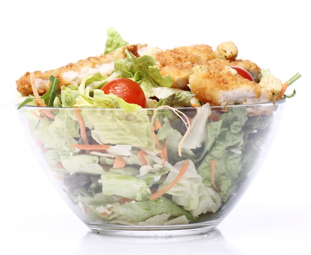 Free photo healthy salad with chicken and vegetables