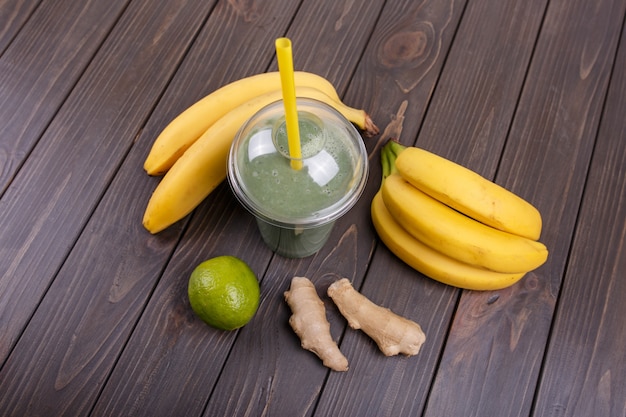 Una sana smoothie con banane, calce e zenzero si trovano sul tavolo