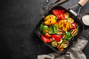 Бесплатное фото Здоровые вкусные овощи на гриле на сковороде