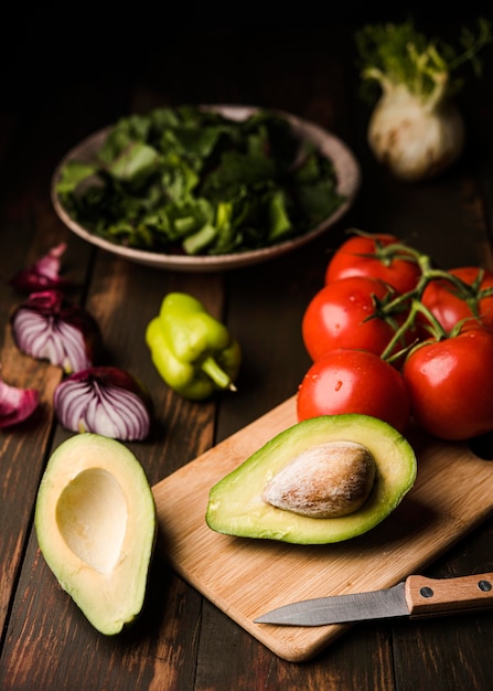 Free photo healthy tomatoes and avocado high view