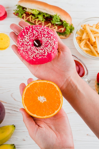 Foto gratuita cibo sano e malsano