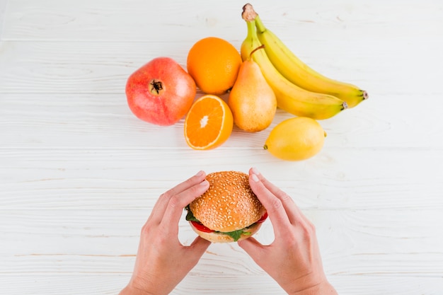 Foto gratuita cibo sano e malsano