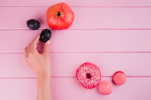 Foto gratuita cibo sano e malsano