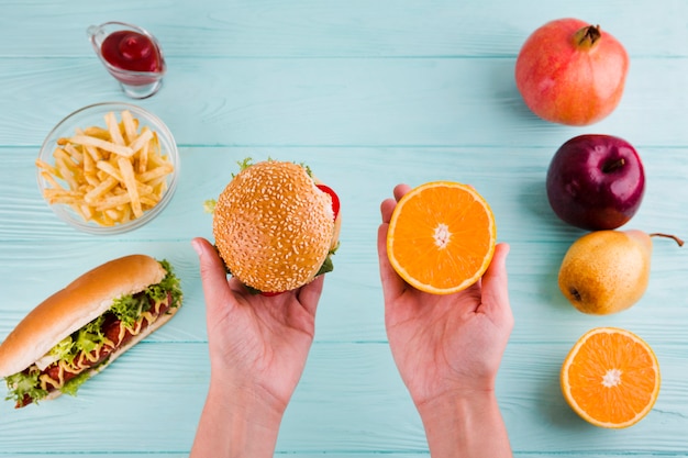 Foto gratuita cibo sano e malsano