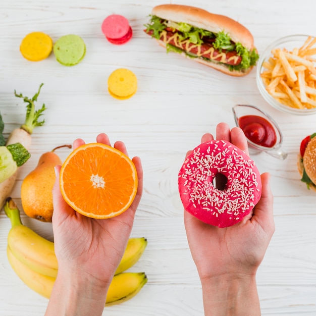 Foto gratuita cibo sano e malsano