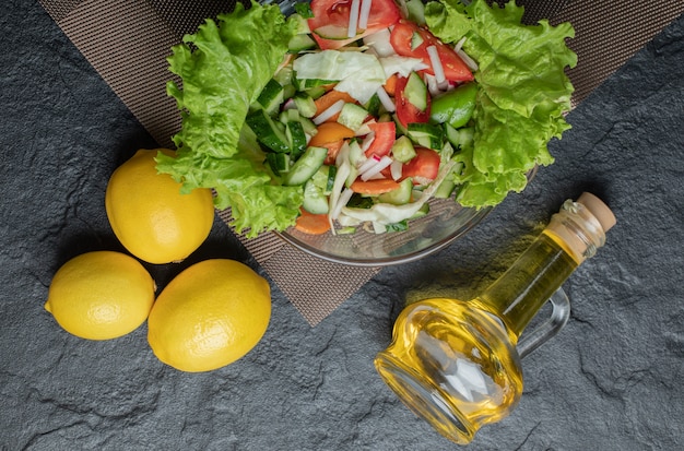 Foto gratuita sana insalata di verdure fresche e limone, olio. foto di alta qualità