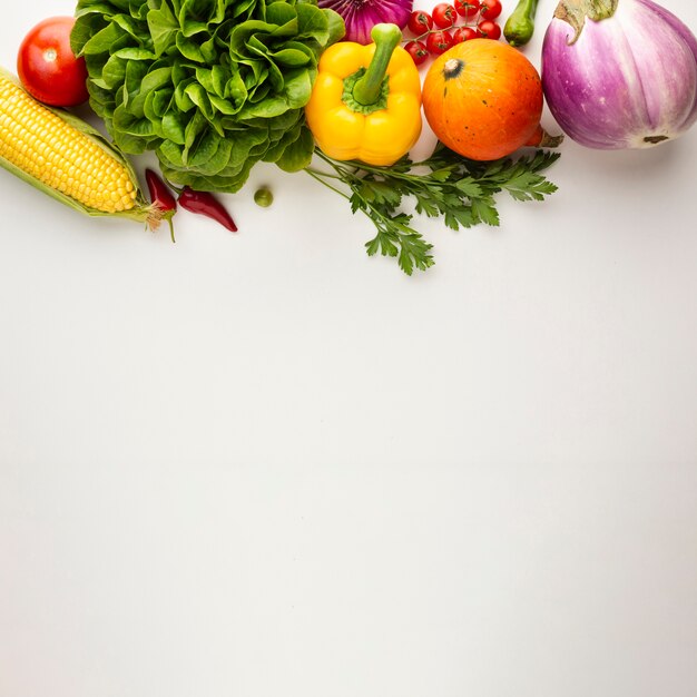 Здоровые овощи полны витаминов с копией пространства