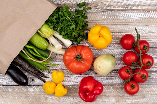 Free photo healthy vegetables with paper bag