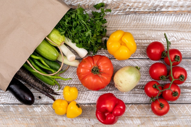 Здоровые овощи с бумажным пакетом